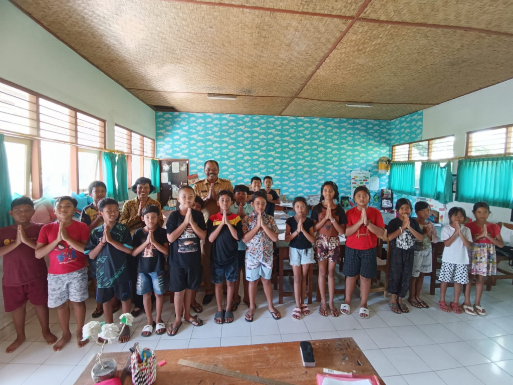 Kunjungan Bapak Perbekel Desa Sembung Dalam Rangka Pelaksanaan Kursus Bahasa Inggris di SDN 2 Sembung